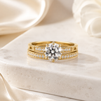 Huitan Luxus 2-teiliges Ring-Set für Damen, brillanter 8-Krallen-Zirkonia-Finger-Accessoires, schickes goldfarbenes Hochzeitsschmuck-Set