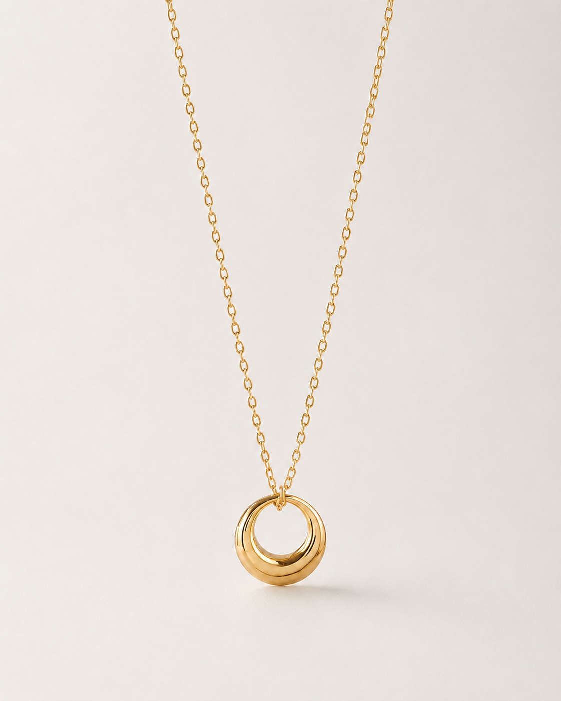 Round Pendant Clavicle Necklace