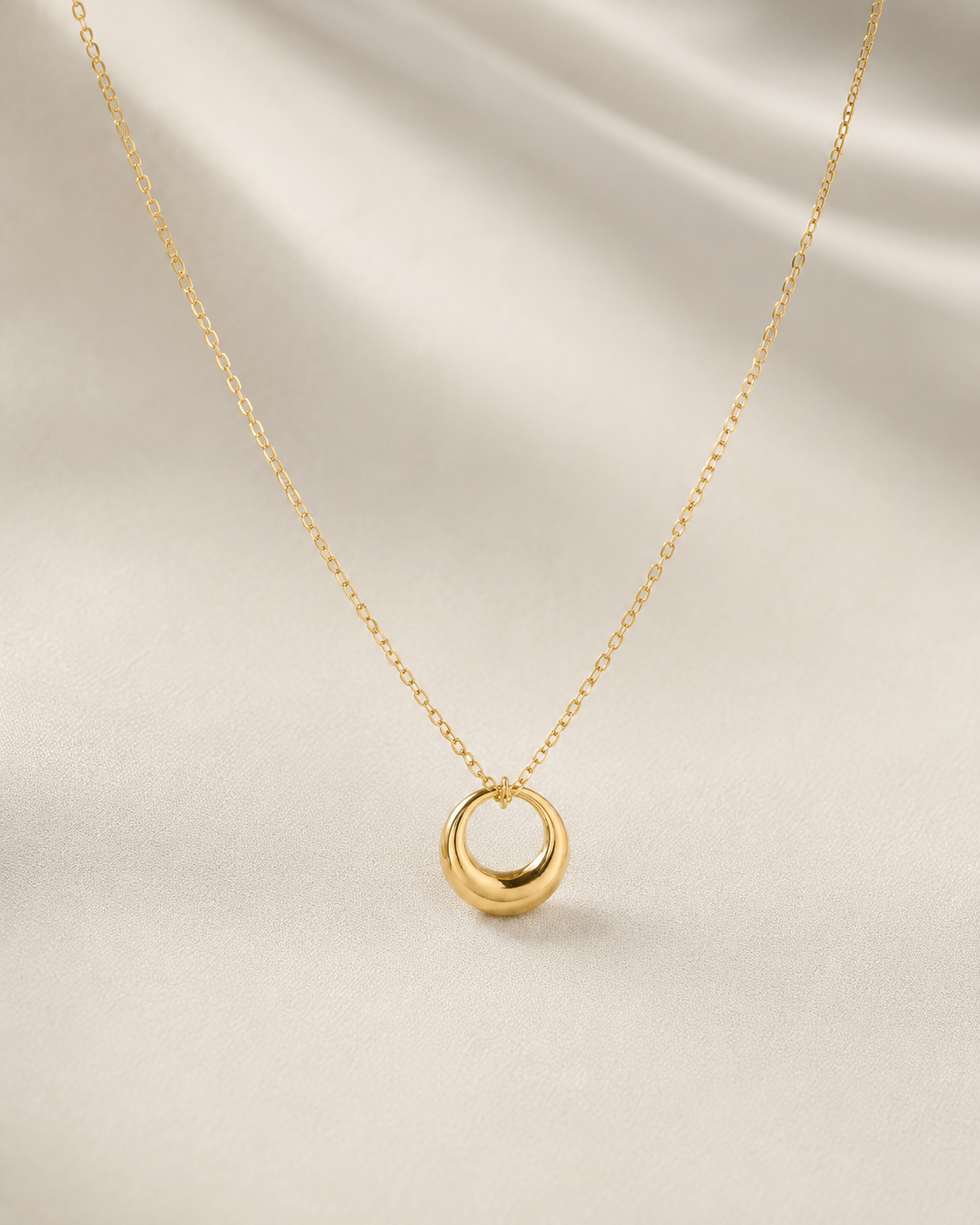 Round Pendant Clavicle Necklace