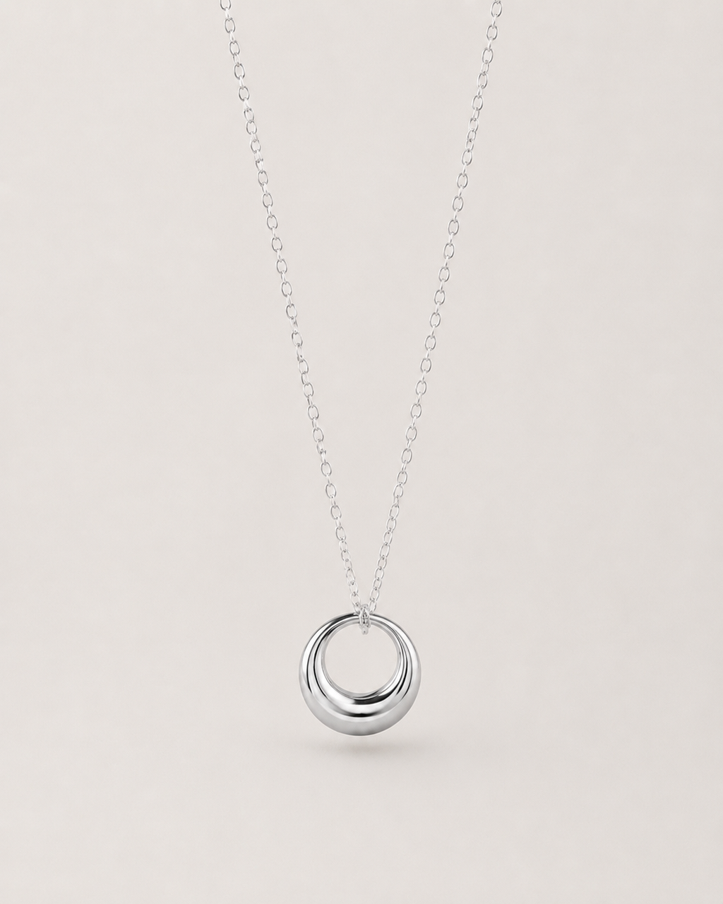 Round Pendant Clavicle Necklace
