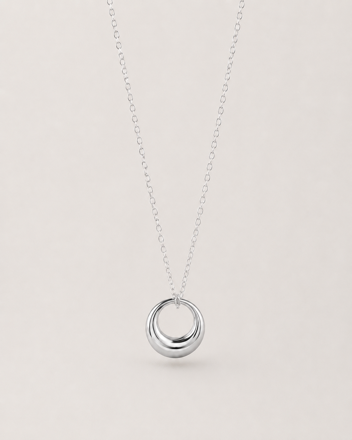 Round Pendant Clavicle Necklace