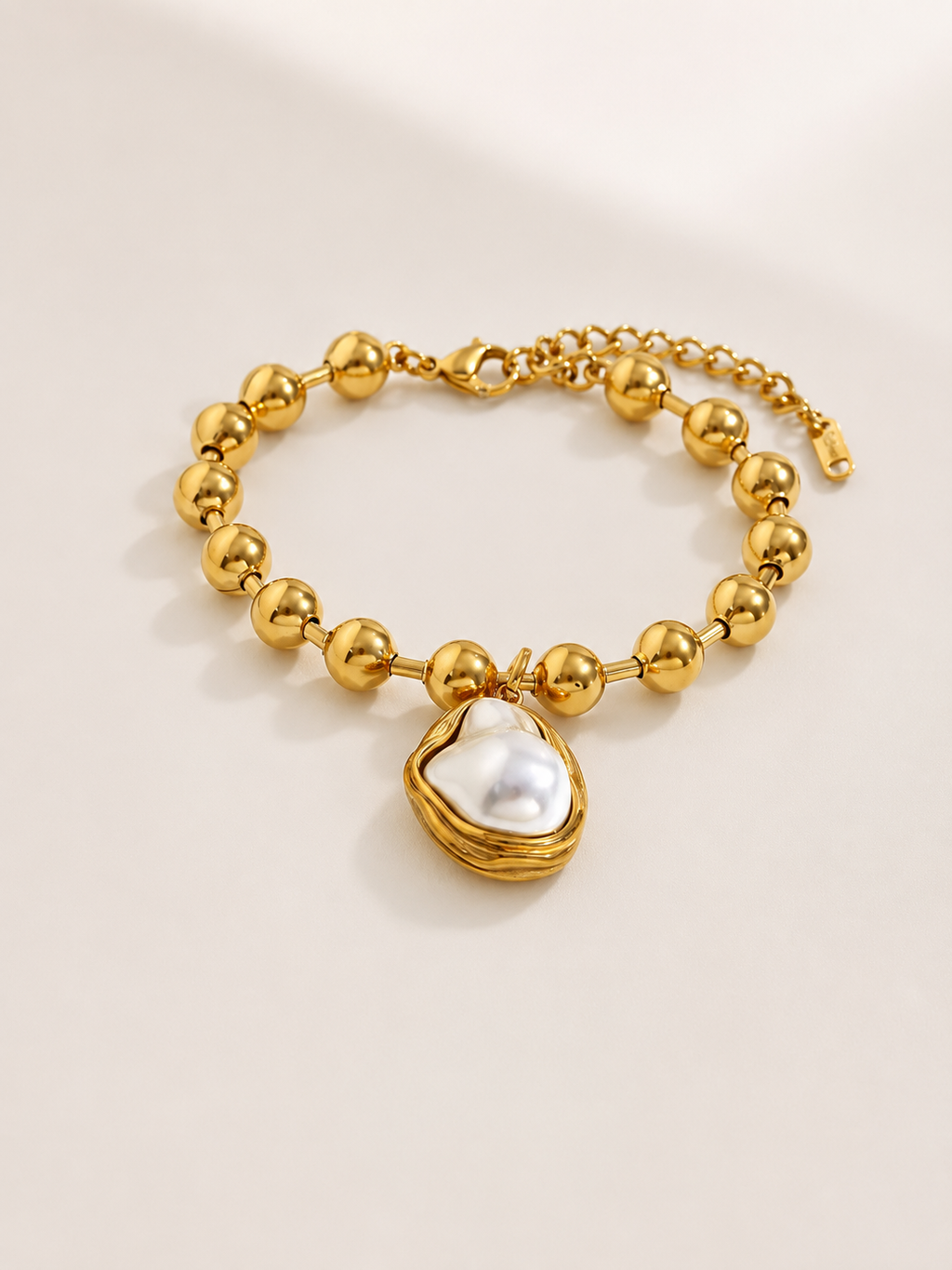 Elegantes Schmuckset mit Gold und Perlen
